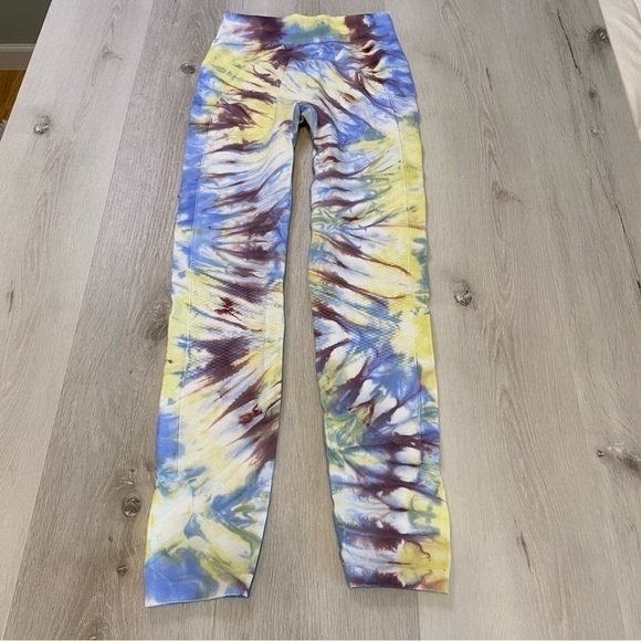 Tory Sport Tie Dye Seamless Chevron Cropped Leggings, Blue/Yellow/Burgundy, XS - Picture 4 of 9